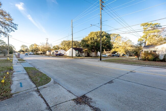 Building Photo - Cute Home with Fenced in back yard!