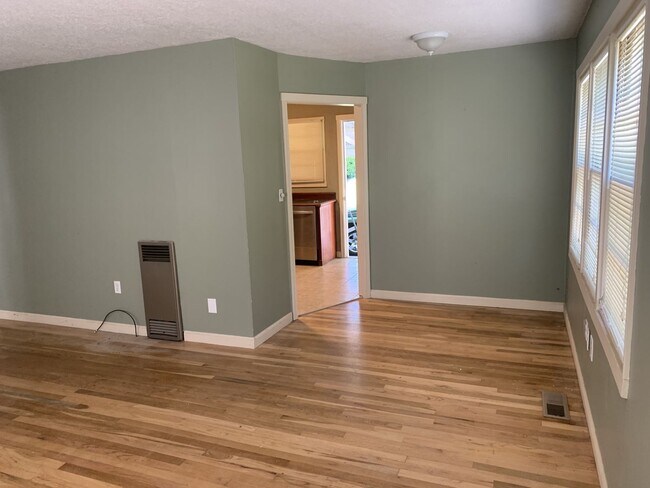 Building Photo - Forest Grove Charmer