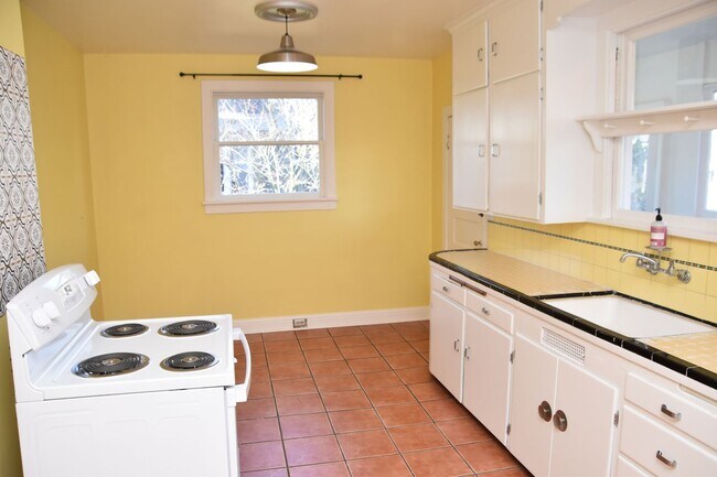 Foto del edificio - 3 Bedroom 1.5 Bath Hilltop 2 Story Home