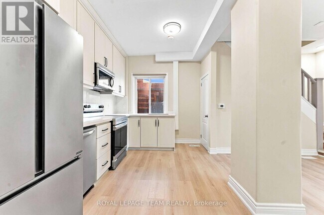 Building Photo - 13 Balsam St