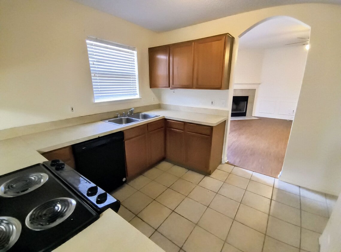 Primary Photo - 3 bedroom 2 bath house - Great location