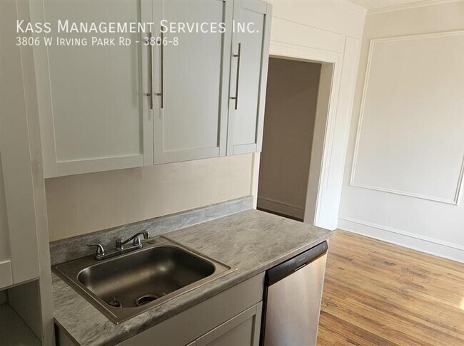 Foto del edificio - 3806 W Irving Park Rd