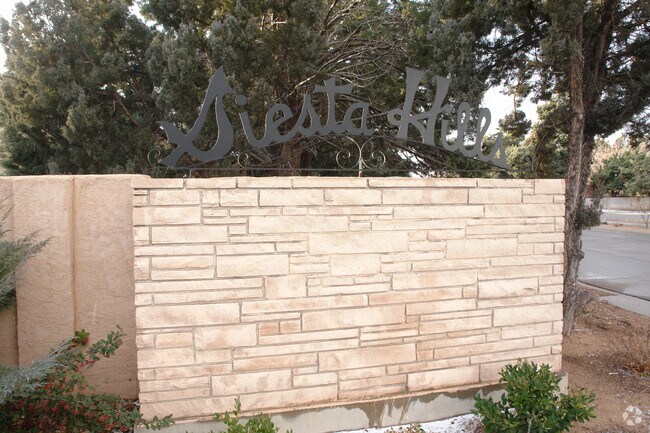 Foto del edificio - 6110-6122 Gibson Blvd SE