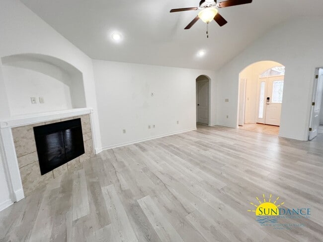 Foto del edificio - Custom details in this show stopping Crest...