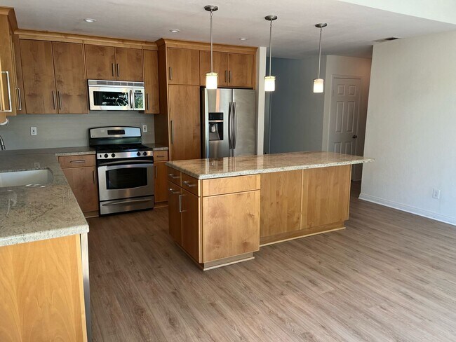 Building Photo - $5,500- 4 Bed 2 Bath House in the Quail Ga...