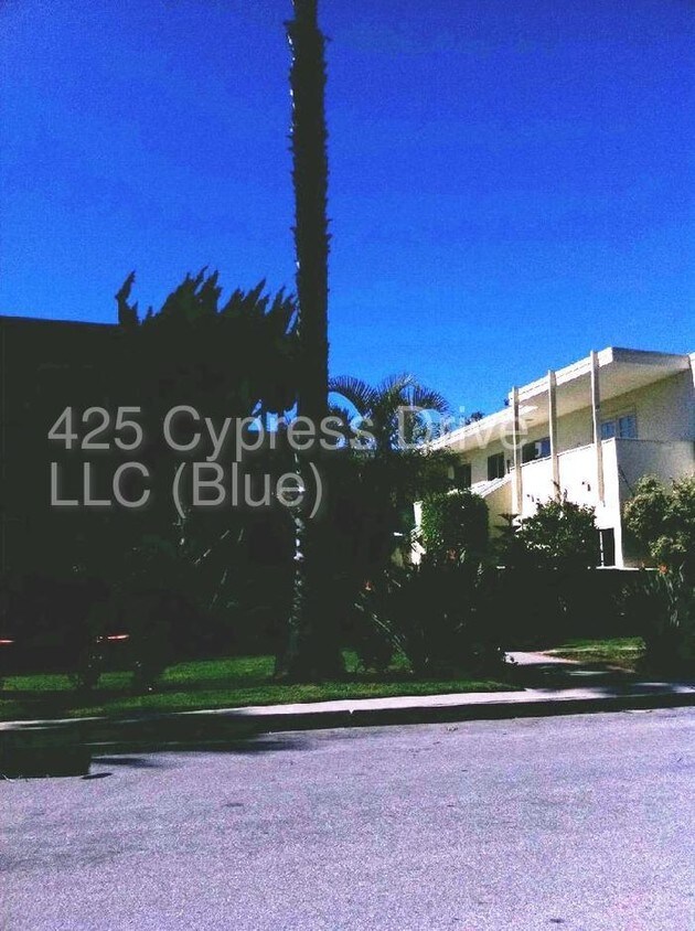 Building Photo - Laguna Beach - McKnight Drive 2bed/1bath Apt