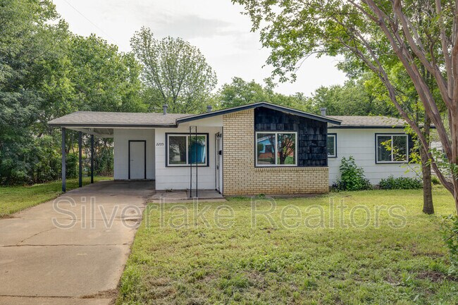 Foto del edificio - 2205 Carruthers Dr