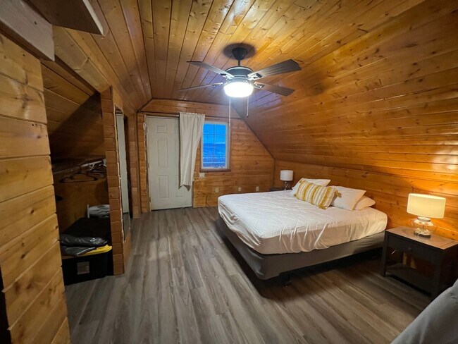 Foto del edificio - Century 21- 1 Bedroom, 1 Bath 930 Mia St. #B