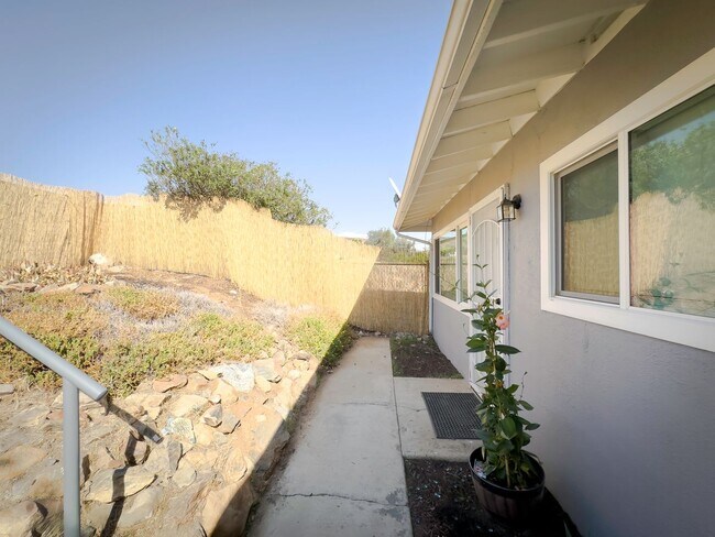Building Photo - AVAILABLE NOW! 1 Bed / 1 Bath Condo w/ Yar...