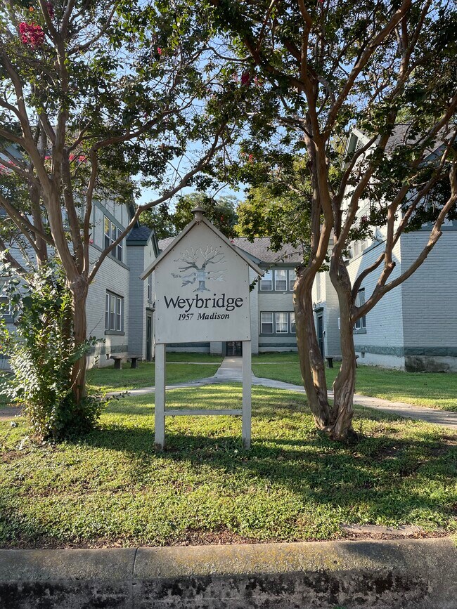 Foto del edificio - 1957 Madison Ave