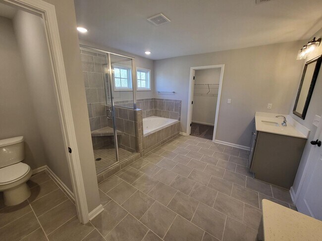 Building Photo - Inviting 5 Bedroom 3 Bath Beautiful Rental