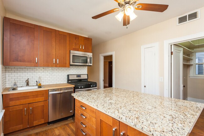 Foto del edificio - 2459 N Ashland Ave