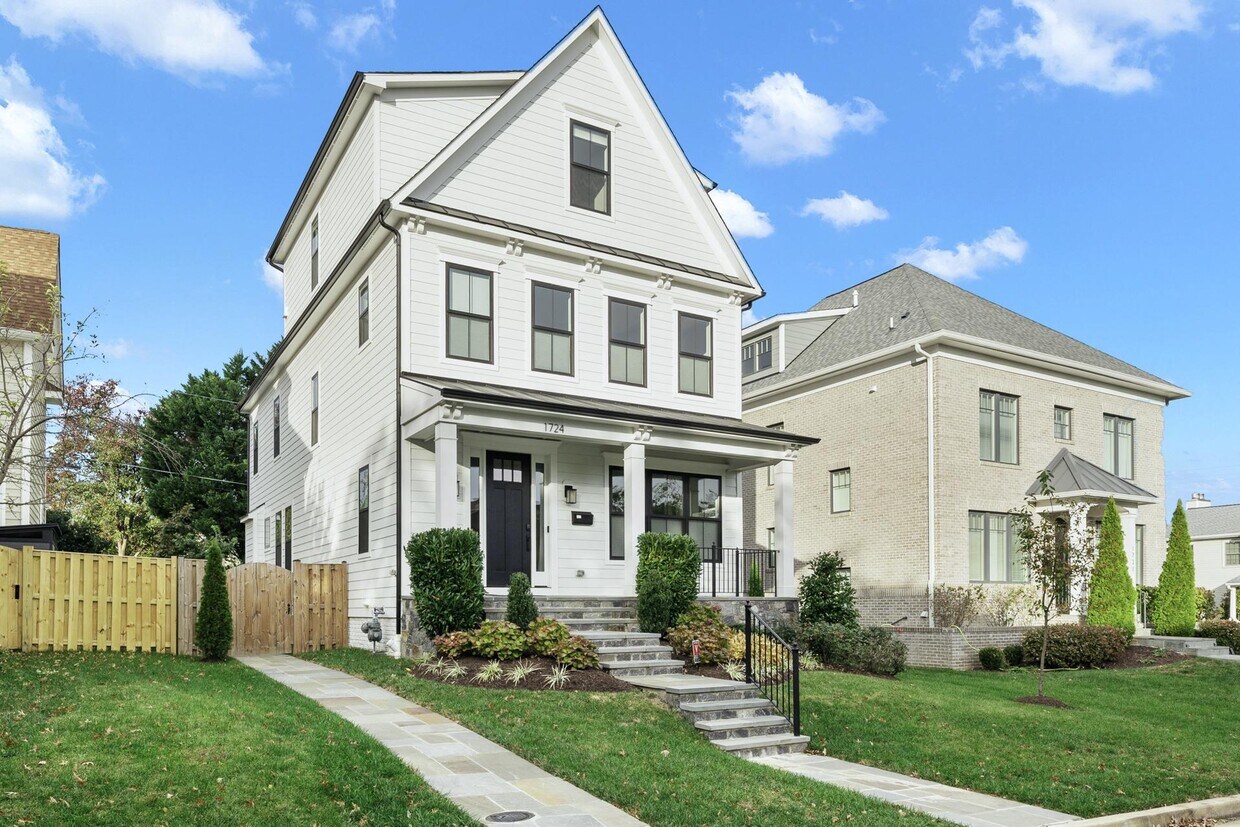 Primary Photo - 1724 N Barton St