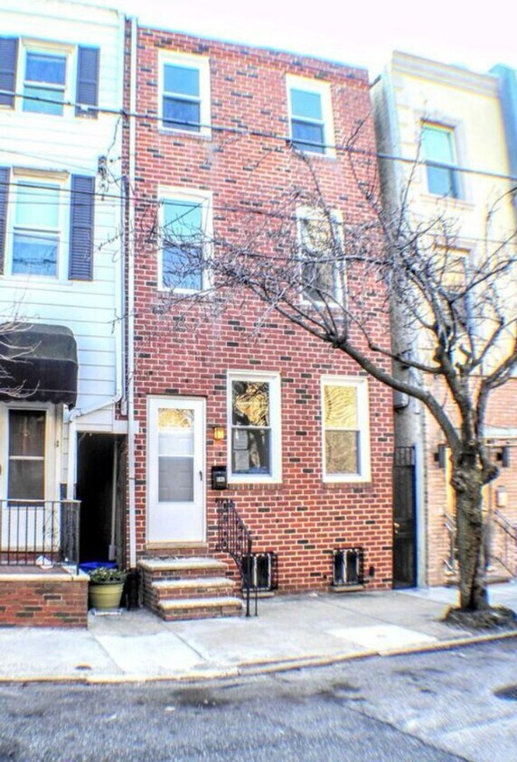 Foto principal - Gorgeous queen village property available