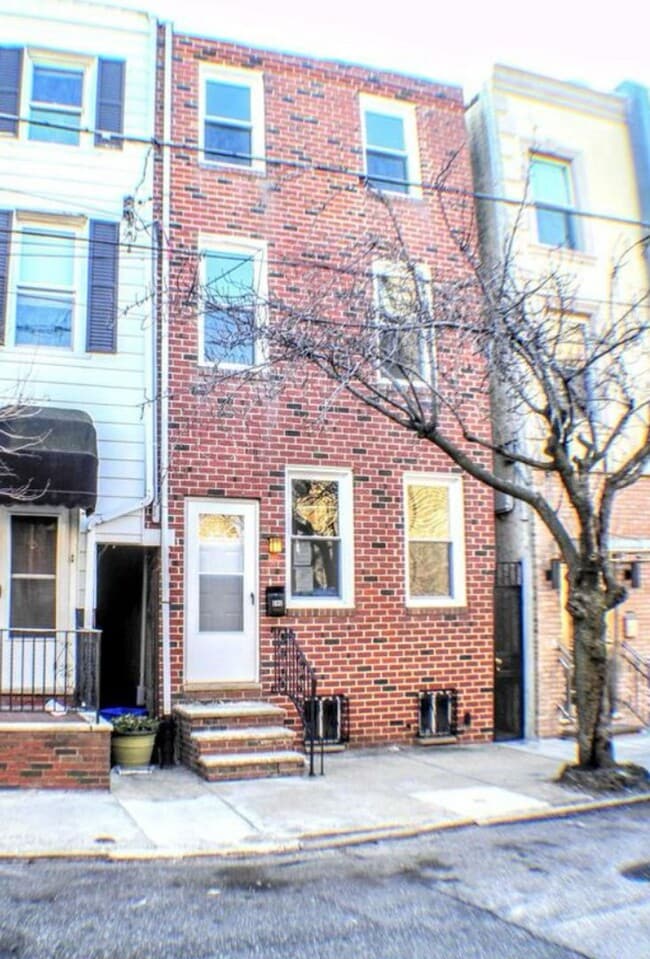 Gorgeous queen village property available - Gorgeous queen village property available House