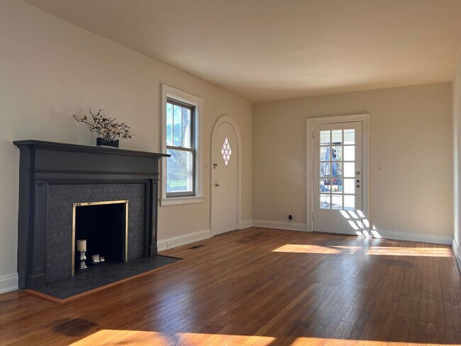 Building Photo - Gorgeous home in West Nashville
