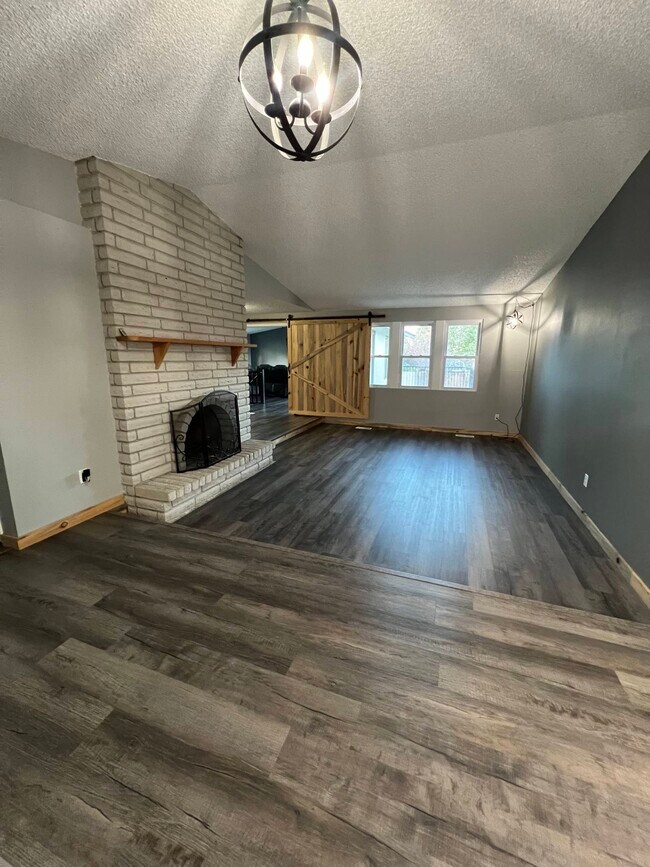 Foto del edificio - 100 Hills W Way