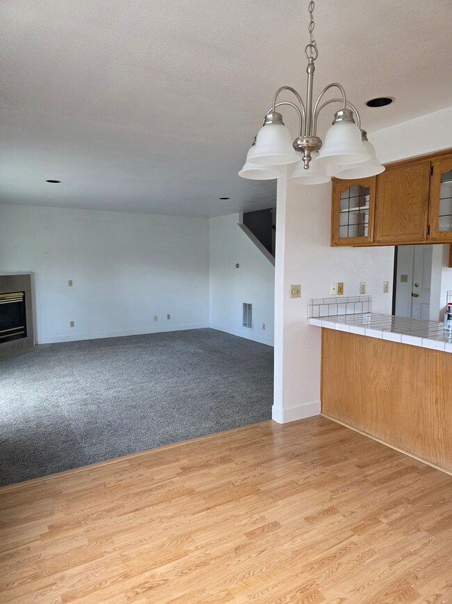 Building Photo - Townhouse Available - Cats OK