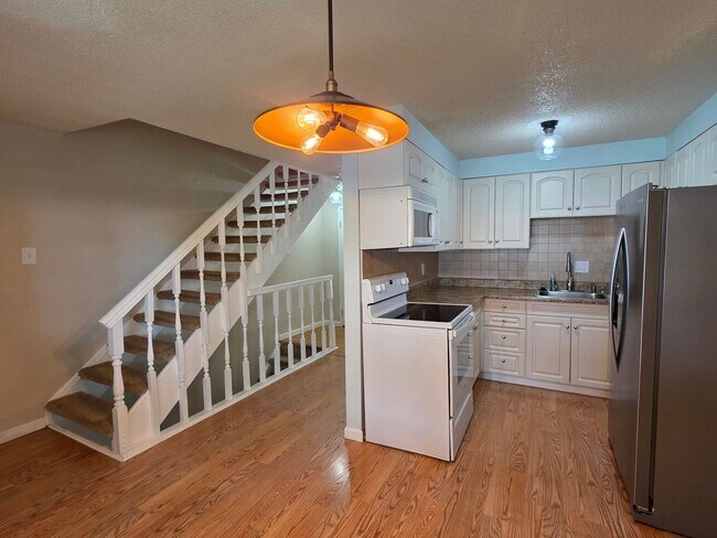Building Photo - Great 3 Bedroom Townhouse In Aurora!