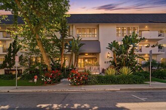 Building Photo - 837 N W Knoll Dr