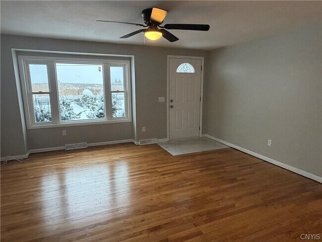 Foto del edificio - 8587 Caughdenoy Rd