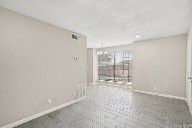 Foto del edificio - 10609 Starcrest Dr