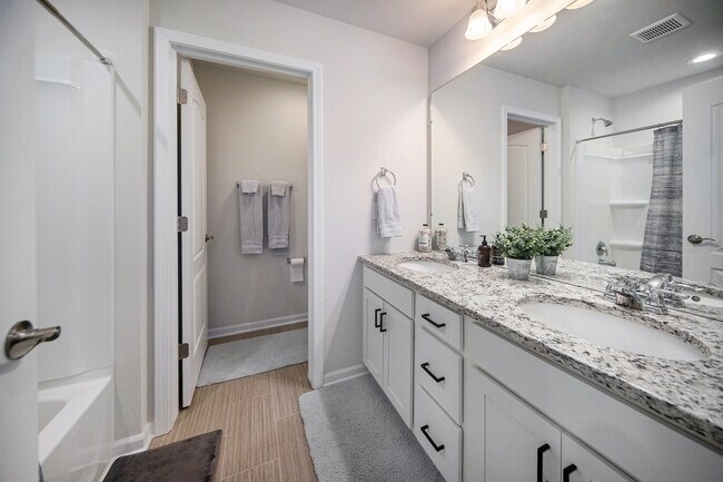 Building Photo - 882 Groveland Cir