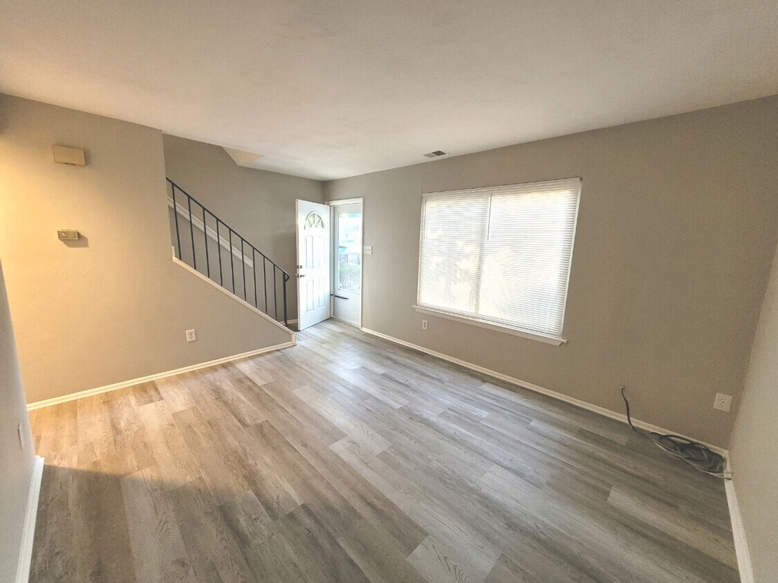 Foto principal - Townhouse in the Heart of Virginia Beach!