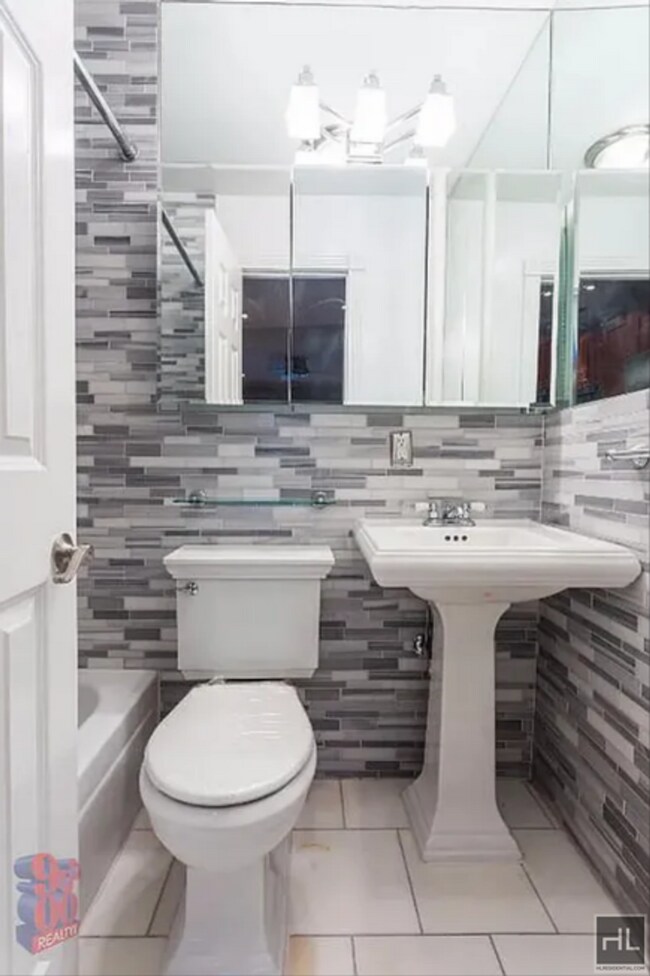 Foto del edificio - Act now on this gorgeous 1BR 1BTH apartmen...