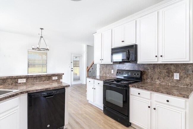 Building Photo - 3012 Hoover Dr