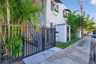 Building Photo - 3676 Oak Ave