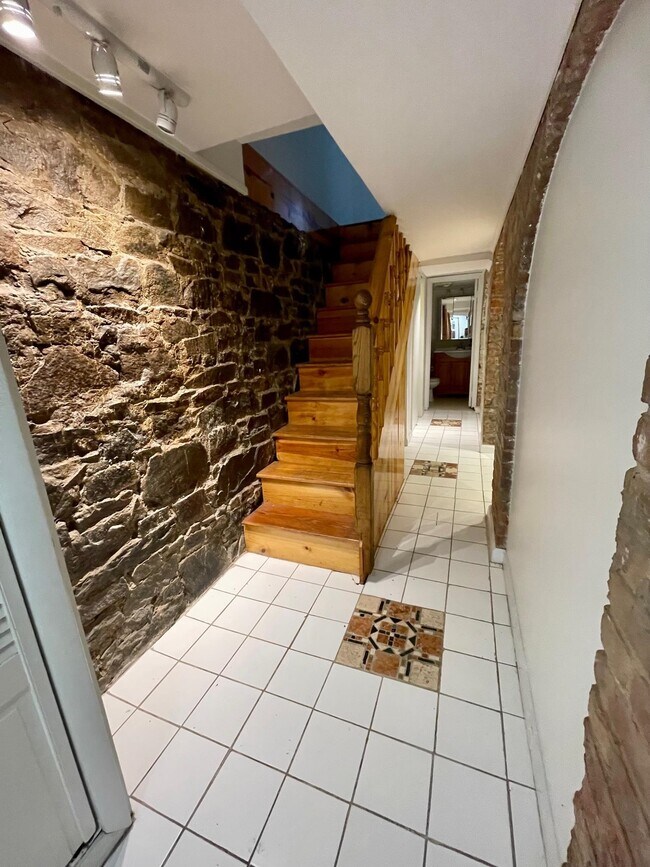 Building Photo - 352 Varick St