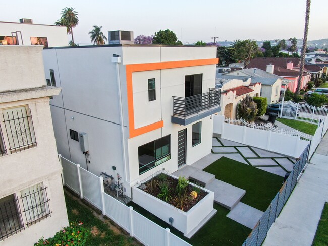 Building Photo - 2804 S Palm Grove Ave