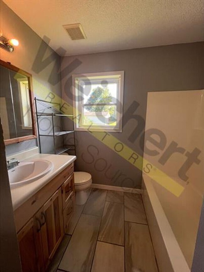 Building Photo - 3 bedroom, 2 bath home in Center Hill