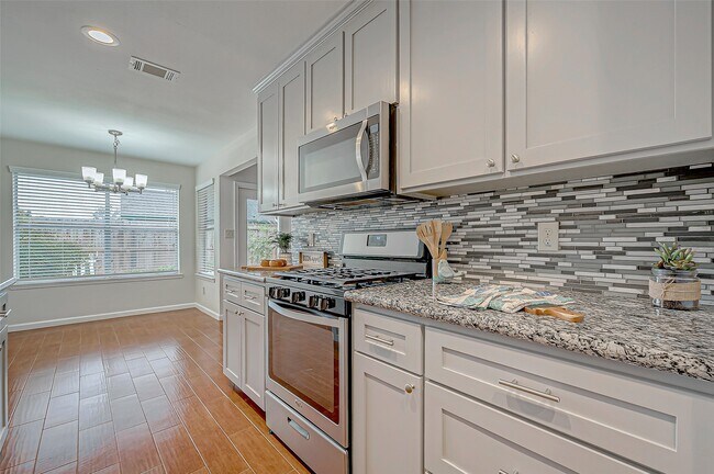 Foto del edificio - 2022 Highland Hills Dr