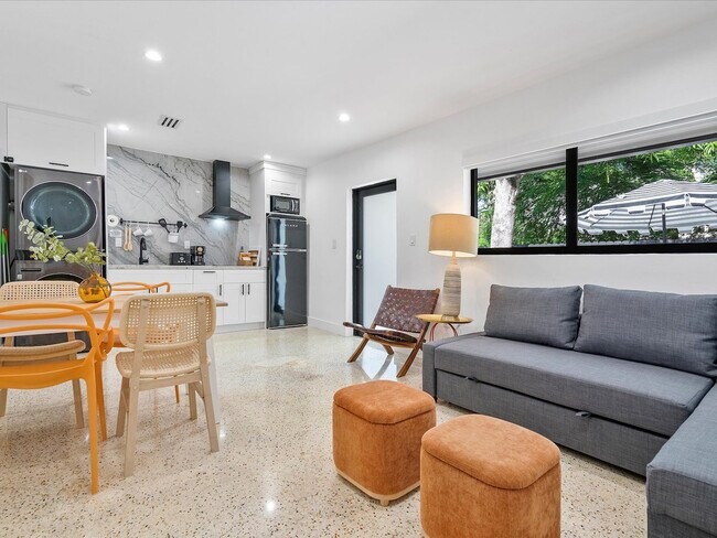 Foto del edificio - 256 NW 57th St