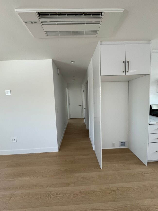 Building Photo - Spacious 1000 Sq. Ft. Single-Floor Back AD...