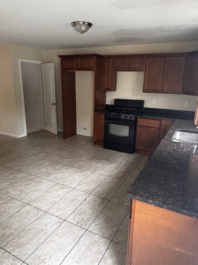 Kitchen - 96 Manhattan St
