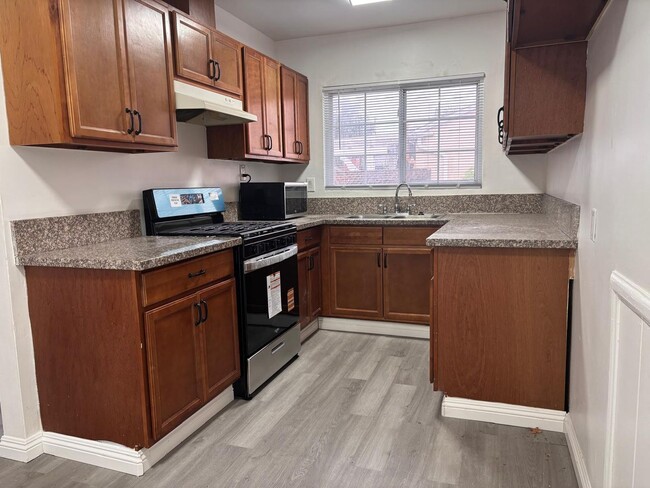 Foto del edificio - Charming 1-bedroom, 1-bath apartment located in a desirable area of Burbank.