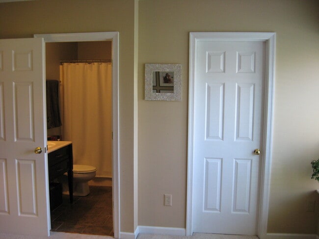 Building Photo - 1077 Highlands Dr