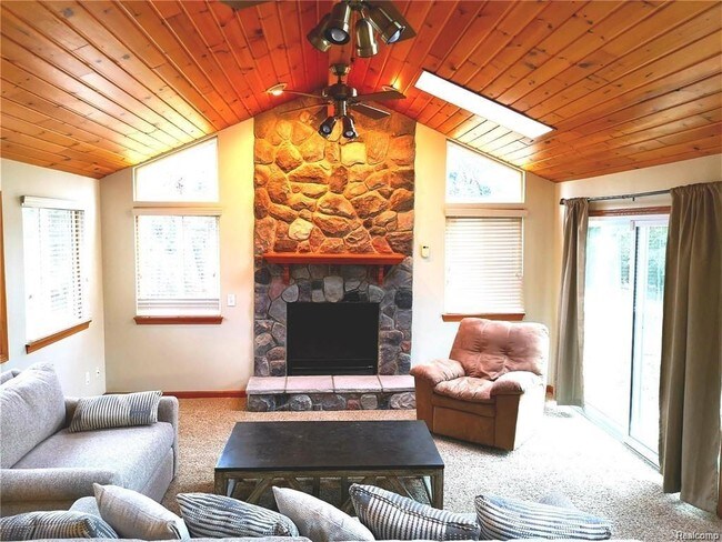 Building Photo - 48225 Rushwood Dr