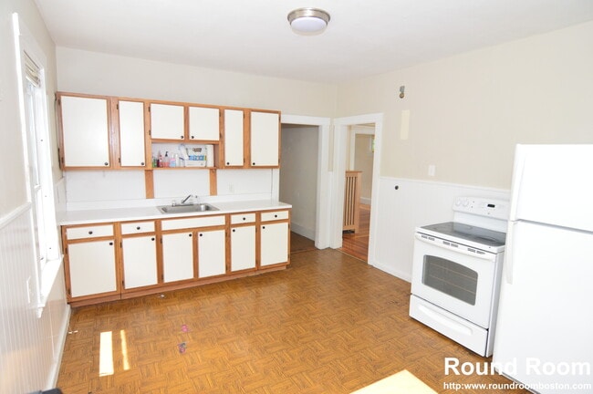 Building Photo - 100 Etna St