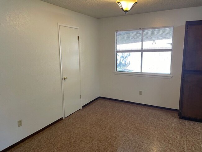 Building Photo - North Redding 3 Bedroom