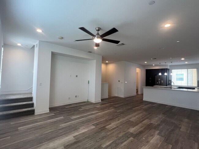 Foto del edificio - *** $1000 Move in Special*** Completely upgraded large townhome with solar!!