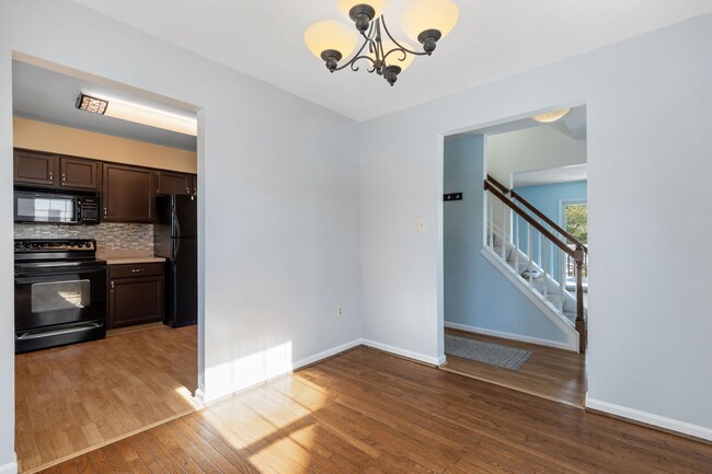 Building Photo - Beautifully maintained END UNIT townhouse ...