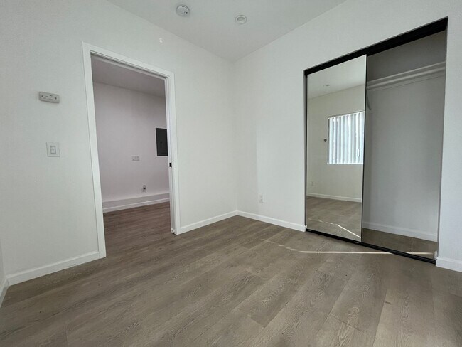 Foto del edificio - 839 W 165th Pl