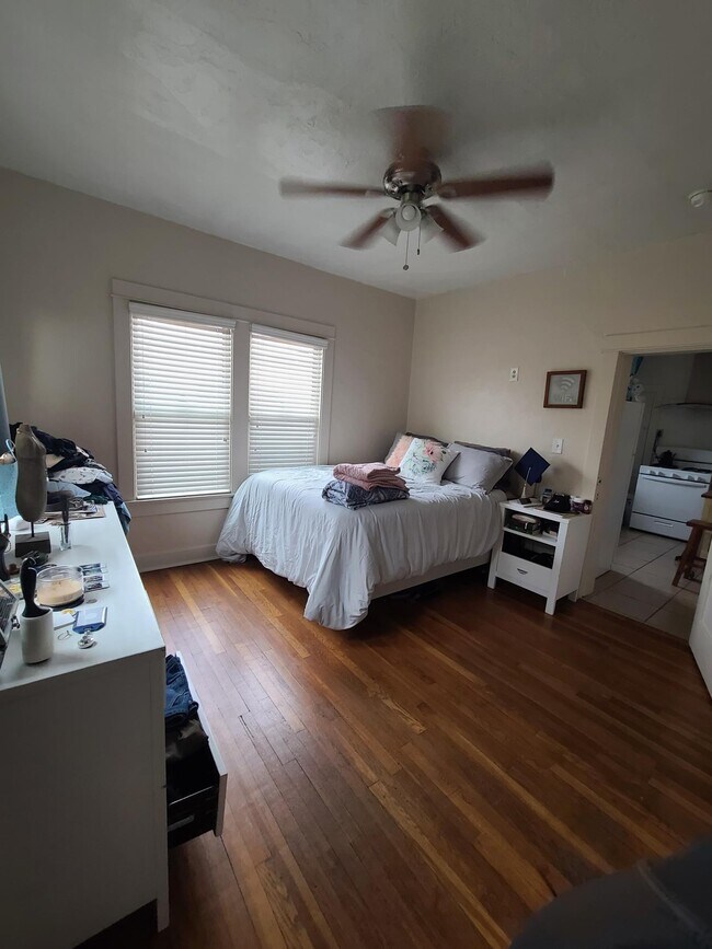 Dormitorio 1 - 302 N Euclid Ave