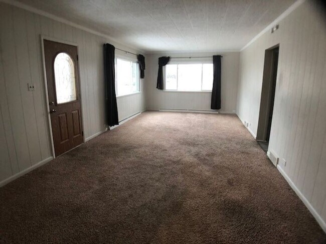 Building Photo - Rare 3 Bed in Eau Claire