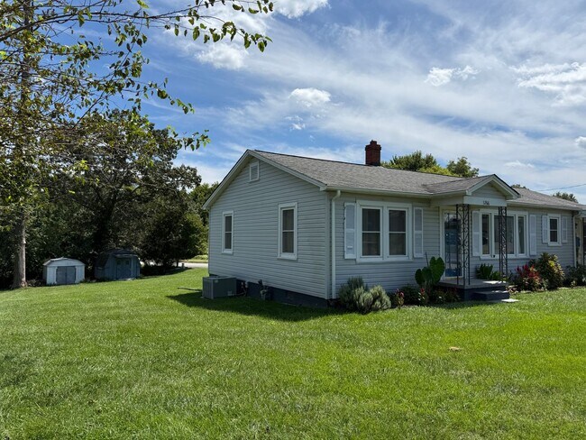 Building Photo - Charming 1950s 3 bed /2 bath Bungalow on S...