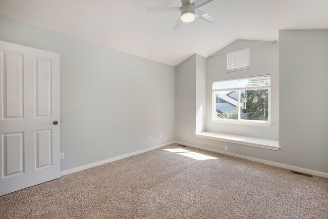 Building Photo - 2 bedroom, 3 bath townhome is now available. *5 MONTH LEASE WITH OPTION TO RENEW FOR 12*